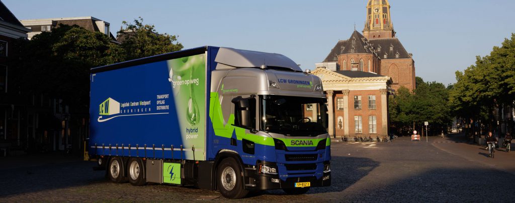 Scania Hybride bakwagen op de vismarkt in Groningen