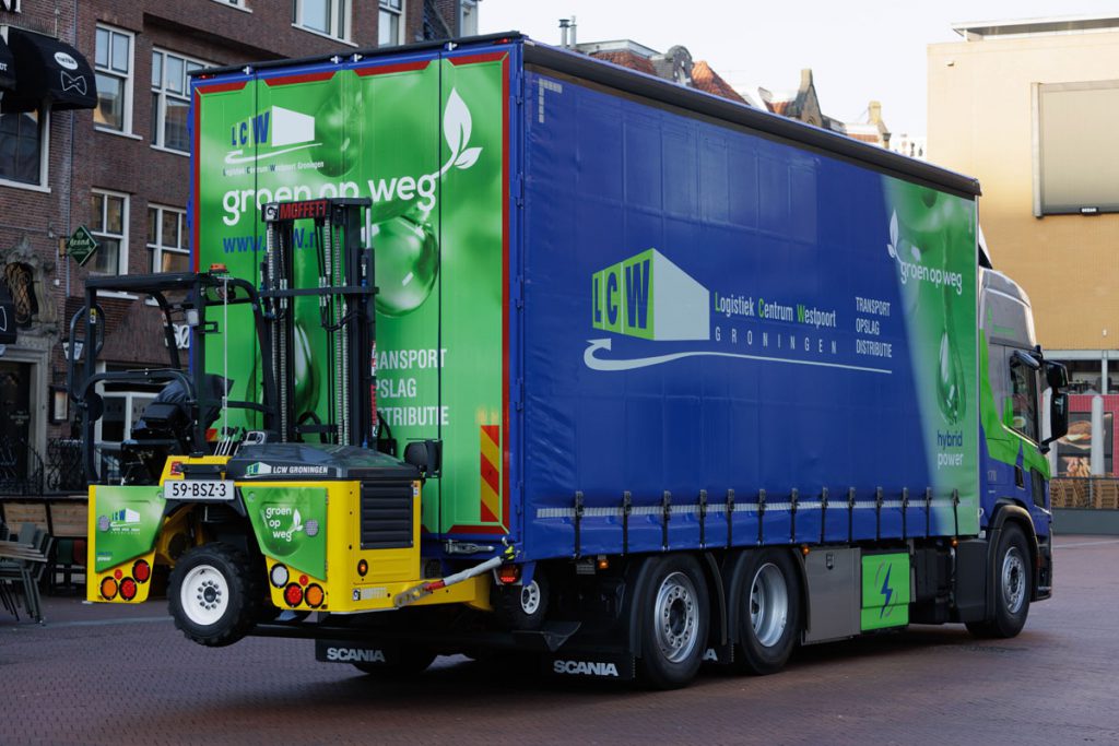 Scania hybride bakwagen met meeneemheftruck op de Grote Markt